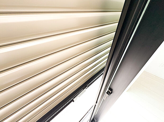 【ー1階部分シャッターー】（4号棟）1階部分の大きな窓にはシャッターがございます。夜の時間や荒れた天気の日にはシャッターを下ろして防犯安全対策をすることができます。（全棟完備）