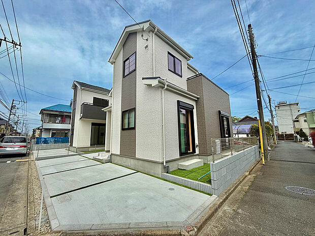 【ー現地外観ー】（B号棟）整った外観が印象的な2階建て新築戸建て。敷地をしっかりと活用したゆとりある設計で、住まいとしての使い勝手と美しい外観の印象をバランスよく両立しています。