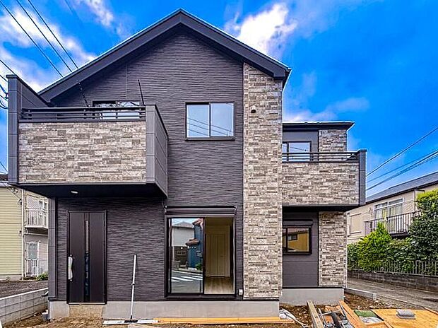 【現地外観写真】建売住宅ながらも、こだわりを感じるスタイリッシュな外観が魅力。シンプルながらも上質さを感じさせるデザインで、街並みにも調和しつつ、住まいの個性が光ります。訪れる人に好印象を与える佇まいです。