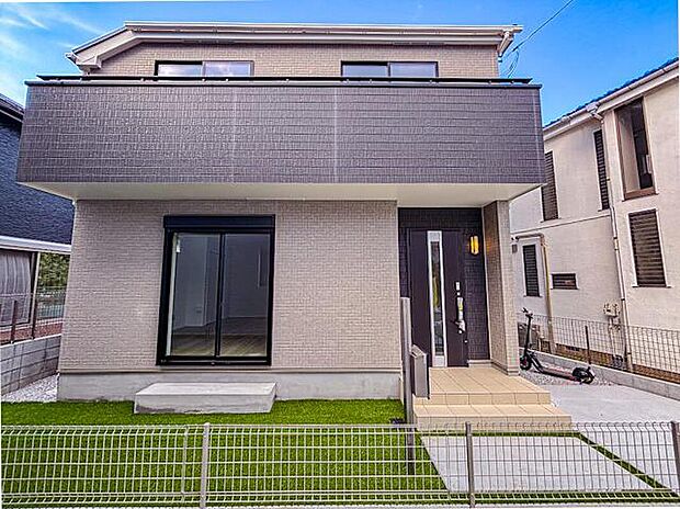 【現地外観写真】（B号棟）駐車スペース2台をしっかりと確保した使いやすい外構設計。ゆとりある敷地に建てられた外観は、住まいとしての機能性と清潔感を兼ね備えた快適な生活環境を実現しています。