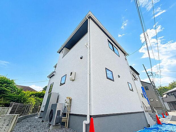 【現地外観写真】（4号棟）明るい色調とシンプルなデザインが印象的な建売住宅の外観。清潔感が漂い、季節の移り変わりとともに美しい表情を見せる家です。長く愛されるデザインで、住む人に安心感と快適さを与えてくれます。