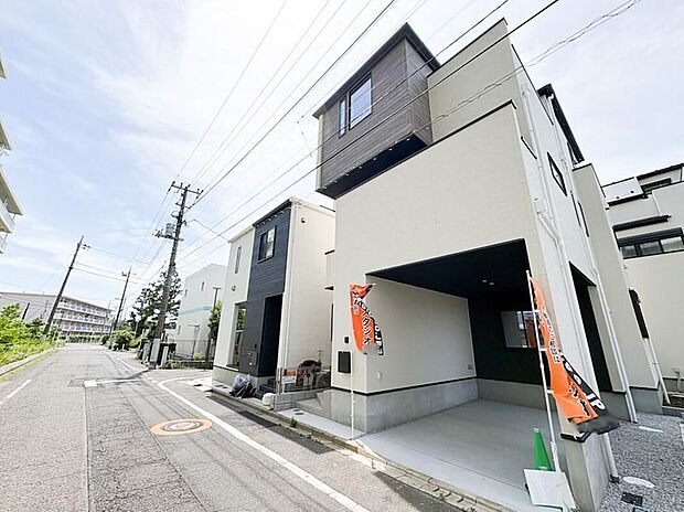 【前面道路含む現地写真】効率的な3階建て設計で、限られた敷地を有効活用した住まいです。縦に広がる間取りが各フロアの独立性を高め、家族それぞれのプライベートな空間を確保します。