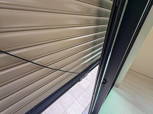 【現地外観写真】窓用シャッター完備で、防犯対策がしっかりとされている住まいです。夜間や不在時にも安心感があり、台風や強風時にも窓をしっかり守れるため、日々の生活に心強さがプラスされます。