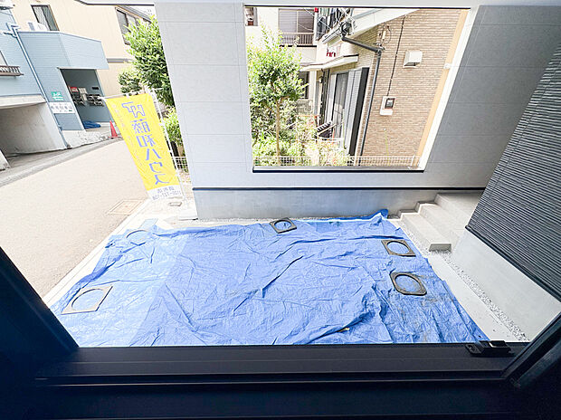 【■カースペース■】ビルトインガレージ付きの住まいは、車を建物内に収容できる使いやすい設計です。雨の日も濡れずに乗り降りでき、防犯面でも安心の設備です。