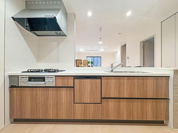 対面式で家族との会話が弾む、明るいキッチン。お子様と一緒に料理を楽しむ、そんな素敵な毎日を想像しませんか?