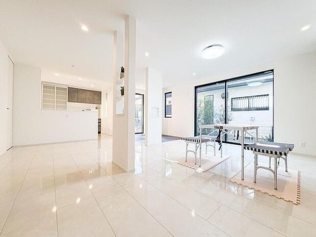 大きな窓から光が降り注ぐ、明るく開放的なリビング。お子様が遊ぶ姿を見守りながら、家族の会話が弾む団らんのひとときをお過ごしいただけます。