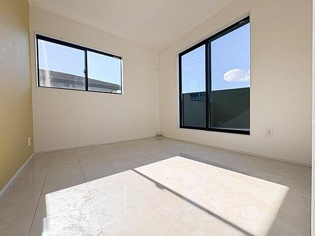 暖かな陽光が降り注ぐ、明るく広々としたリビング。家族の成長と共に、様々な用途で活躍します。