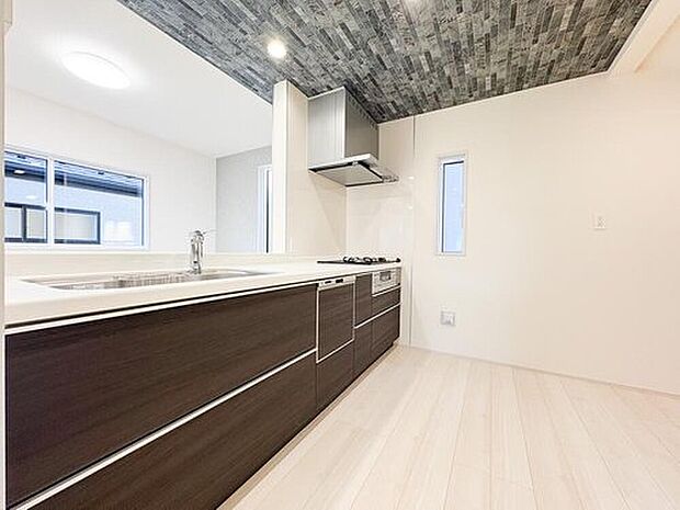 リビングで遊ぶお子様を見守りながらお料理ができる対面タイプの開放的なキッチンが採用されています。家族の団欒場所であるLDKだからこそ、お料理中もご家族との会話をお楽しみください。