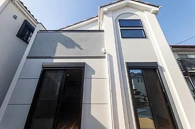 住む人を映し出す洗練された佇まいは、いつまでも輝き続けながらいつしか街の風景に溶け込んでいきます。