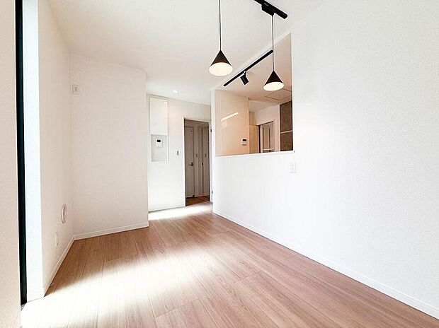 食事と寛ぎの空間を分けやすい整形地。家具の配置も自在で、理想のインテリアが映える場所。