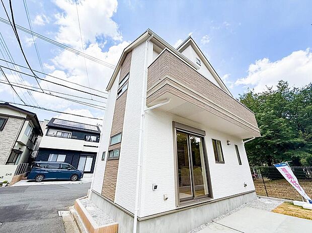 直線美が際立つ、モダンで上質な外観。機能性と美しさが融合した、現代の邸宅にふさわしい表情です。