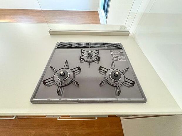 【グリル付き三口コンロ】いくつもの料理を同時並行で調理できる奥様に嬉しい3口コンロを搭載しております。また高温率の高いグリルも装備されており、魚料理はもちろんの事、火の通りにくい鶏肉や骨付き肉などにもお使い頂けます。