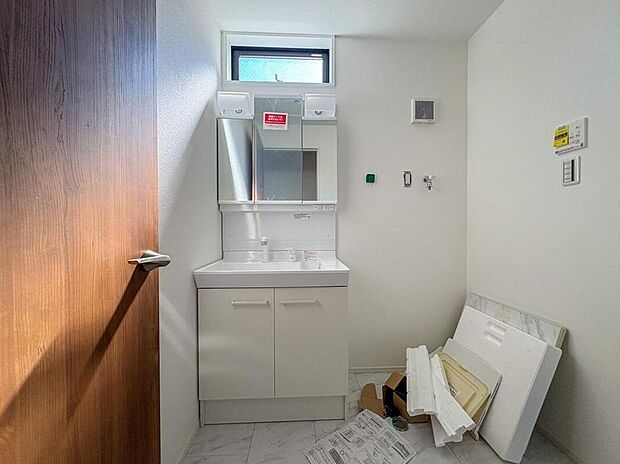 【洗面台・洗面所】ホワイトを基調にまとめた室内はホテルライクな空間を創造しております。身だしなみのチェックがしやすい大きな鏡、下には収納がたっぷり。可動棚もあるのでスッキリとした空間をお作りいただけます。