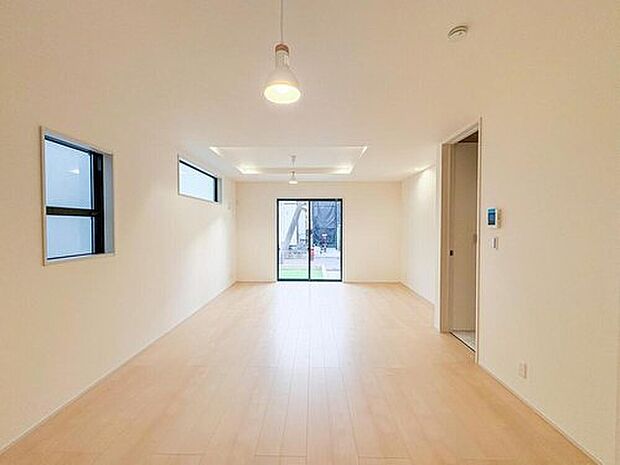 【リビング】光と風を採り入れる開放的なリビングは、お子様がのびのびと遊べる広さ。家族みんなで過ごす時間が、かけがえのない思い出になります。