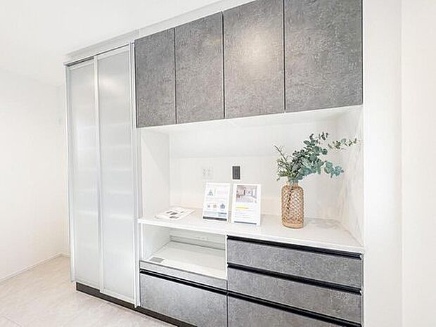 【収納】洗練されたデザインの多機能収納で、リビングやダイニングがいつもすっきり。便利なコンセント付きで、家族の家電もスマートに収まります。