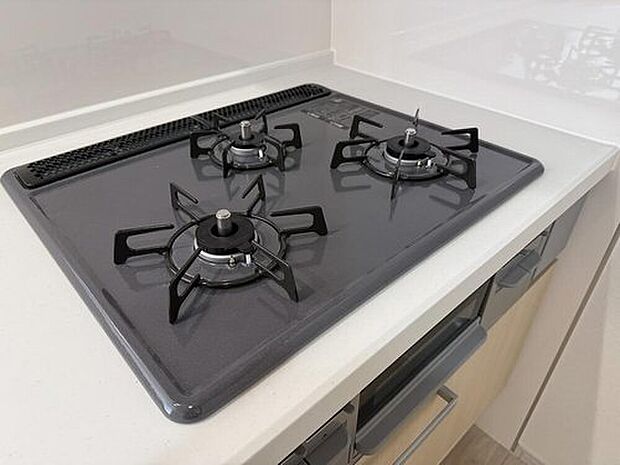 【3口コンロ】焼く・煮る・温めるを同時にこなせる3口コンロにより、毎日の調理が効率よく進み、忙しい日々の中でもゆとりあるキッチン時間を実現します。1号棟・2号棟共通