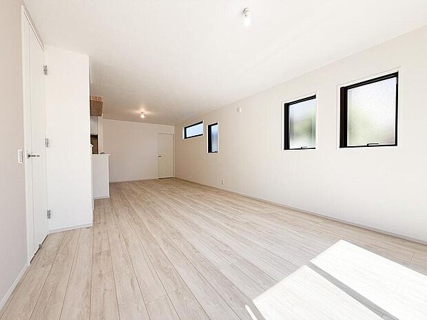 【リビング】食事と寛ぎの空間を分けやすい整形地。家具の配置も自在で、理想のインテリアが映える場所。(2号棟)