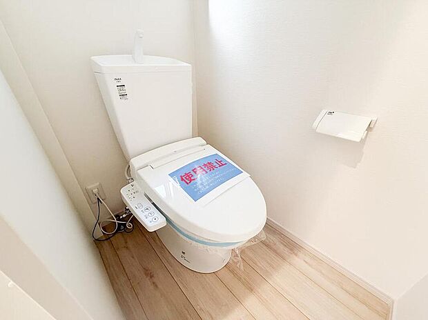 【トイレ】清潔感あふれるモダンなトイレは、快適な毎日をサポート。温水洗浄機能付きで、家族みんなが気持ちよく使えます。（1号棟）
