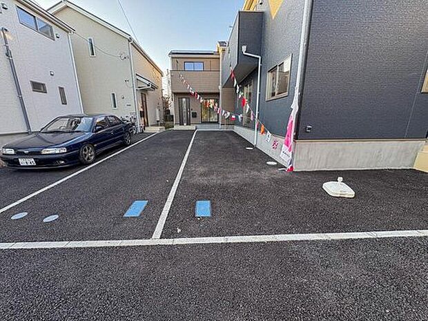 【駐車場】お車を停めやすい広々とした駐車スペース。お子様との外出時もスムーズに乗り降りでき、家族の日常を快適にサポートします。