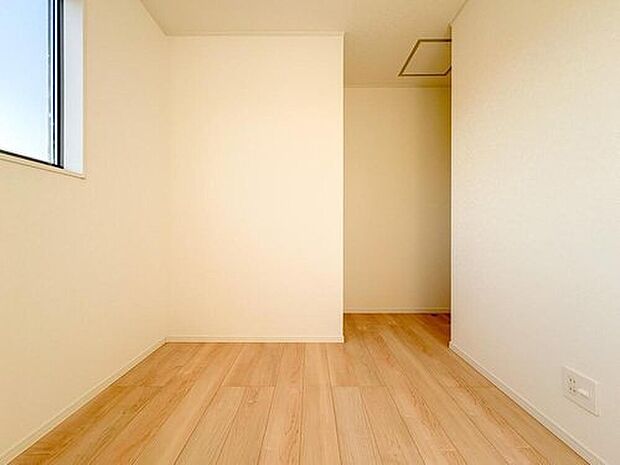 【リビング以外の居室】窓から光が降り注ぐ明るい空間は、家族の毎日を優しく包み込みます。温かみのある木目フローリングが、お子様が素足で駆け回る心地よい住まいを演出します。