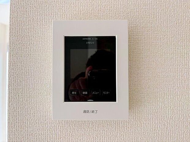 【【TVモニター付きインターホン】】家事導線を考慮した個所に設置し、防犯性と利便性に優れ快適と安らぎを合わせた優しい設計。