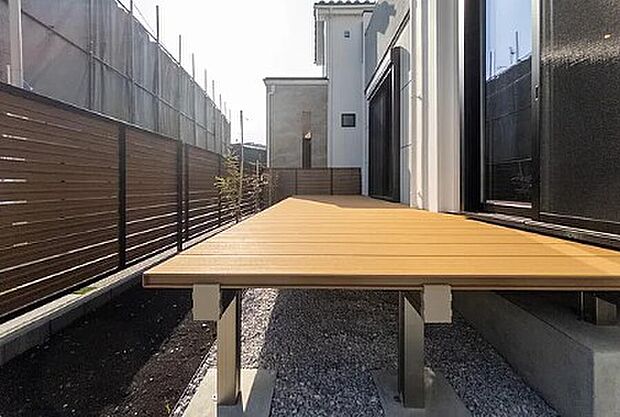 【ウッドデッキ】ウッドデッキが設置されており、こちらのスペースも陽当たり良好です。