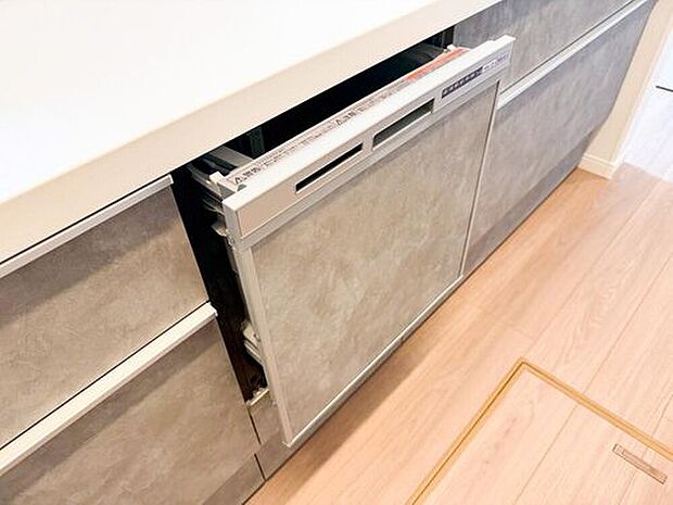 【食洗機】食器洗いの時間や手間を節約でき、お子さまとの楽しい時間や自分の時間、大切な人との時間など、食後に時間というゆとりが生まれます。他の娯楽や家事に時間を充てることもできます。