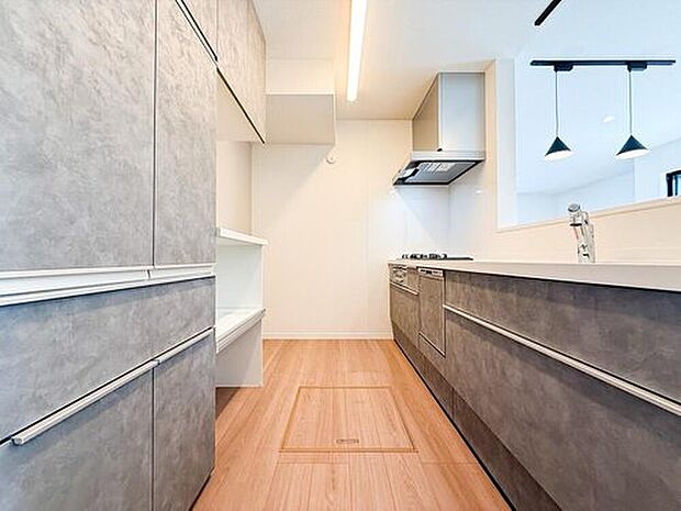 【キッチン】清潔感とスタイリッシュなシステムキッチンは、日々の調理を快適にサポート。