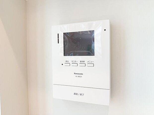 【TVモニター付インターホン】来訪者の確認・防犯対策・宅配便の対応もスムーズに。日々の暮らしの安心と便利を両立する、今や欠かせない必須設備です。