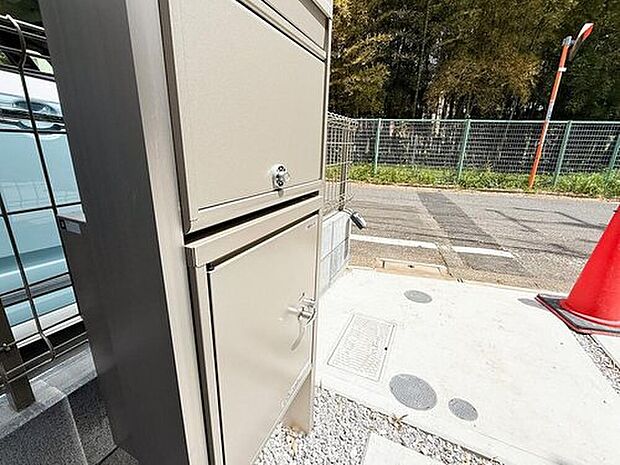 【宅配ボックス】忙しい日々でも荷物の受け取りが簡単にでき、安心して外出できます。ネットショッピングや宅配サービスの利用がとても便利になります。