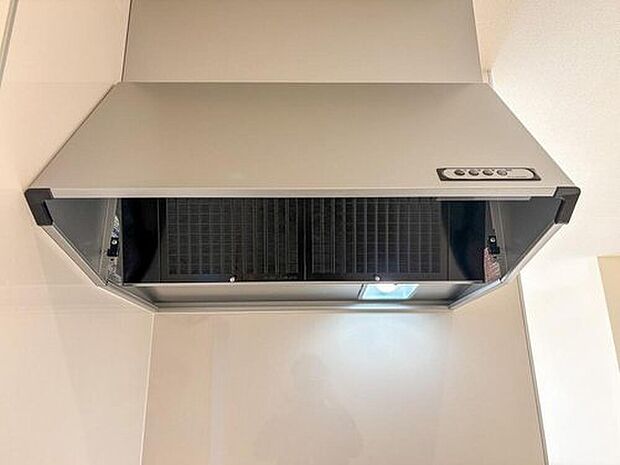 【レンジフード】安心のFUJIOH製レンジフード。スタイリッシュなシルバーと明るいLED照明で、快適なキッチン空間へ。