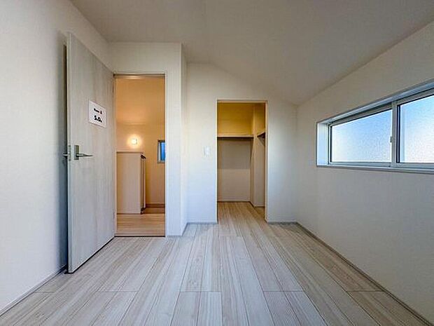 【リビング以外の居室】明るい窓から光が差し込むRoom A 5.0帖の洋室。温かみのある木目調の床が心地よく、お子様の成長に合わせて書斎や趣味の空間としても活躍します。