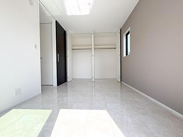 【リビング以外の居室】陽光が降り注ぐ明るい洋室は、寝室や子供部屋に最適です。たっぷり収納できるクローゼットで、家族の荷物もすっきりと片付き、快適な暮らしをサポートします。