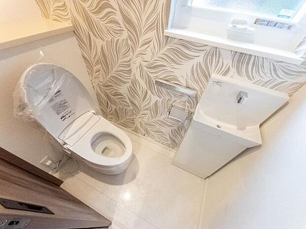 【■トイレ■】温水洗浄機能を備えたトイレで、毎日をより快適に。使うたびに心地よさを実感できる、うれしい設備仕様です。