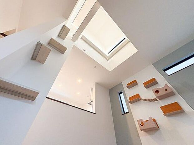 開放感あふれる吹抜け！縦の空間を有効活用し、家全体を繋ぐ明るい吹き抜けが魅力です。