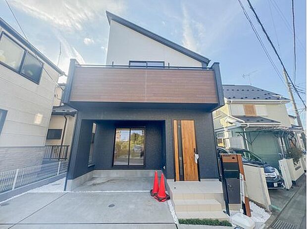 住む人を映し出す洗練された佇まいは、いつまでも輝き続けながらいつしか街の風景に溶け込んでいきます。