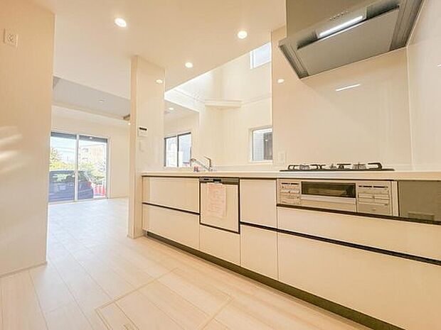 ナチュラルカラーで統一されたキッチンは、ご家族を見守る事の出来る生活導線上に配置。皆が集まるＬＤＫを見ながら振るう料理は、愛情と温もりが詰まった素敵なモノになりそうですね。