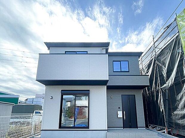 物件外観 (2025年09月03日撮影)2トーンで統一したシンプルかつ洗練された配色が、落ち着きと高級感を演出。住まいの品格をさりげなく引き立てる、計算されたデザインです。