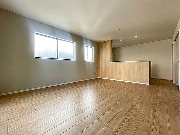 家族の暮らしに思いを馳せて、日常のワンシーンを表現したリビングダイニング。シンプルな機能美とスマートな空間美。「ホワイトナチュラル」のテイストが、自然体で過ごせる心地良さを生み出しています。