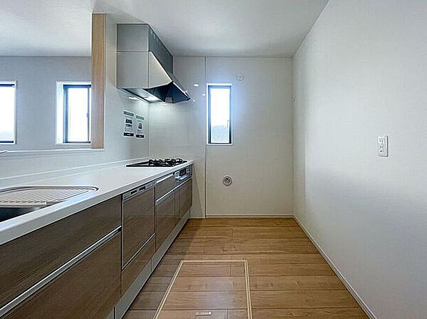 ナチュラルカラーで統一されたキッチンは、ご家族を見守る事の出来る生活導線上に配置。皆が集まるLDKを見ながら振るう料理は、愛情と温もりが詰まった素敵なモノになりそうですね。