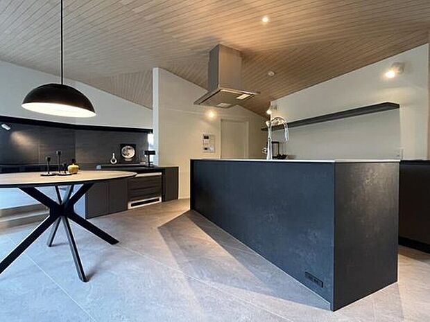 オール電化＆アイランドキッチン。食洗機も完備し、家事効率とデザイン性を両立。料理の時間が創造的な楽しみに変わります。キッチンはエクレア社の造作です。