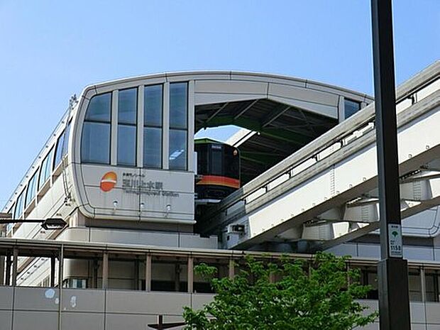 玉川上水駅まで880m 西武拝島線と多摩都市モノレールが乗り入れ、新宿や多摩ニュータウンとのアクセスが良好な駅です。駅周辺は病院、公園、大学、高校、大型集合住宅に囲まれており、スーパーや飲食店も充実。