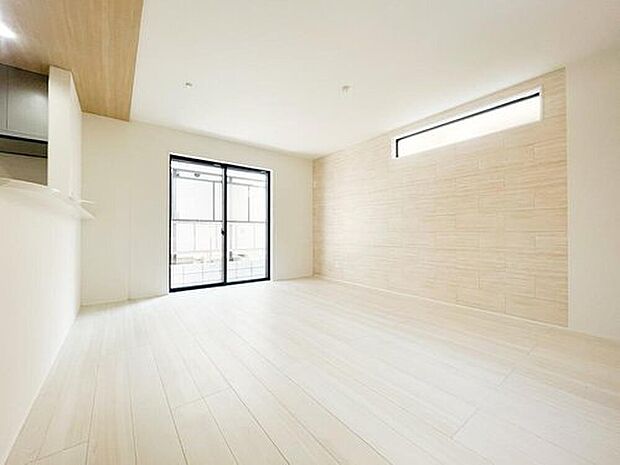 家族が自然と顔を合わせる「リビングイン階段」を採用した15帖のLDK 。白を基調とした空間に、明るい光が差し込むリビングは、お子様との賑やかな団らんを優しく包み込みます。