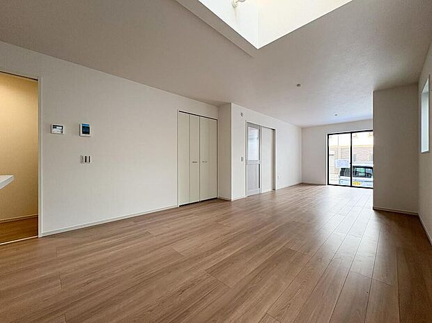 開放感あふれる吹き抜けからの光が、廊下まで明るく照らします。家事動線も考慮された機能的な間取り。