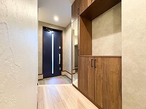 【玄関】姿見付きの玄関収納！ミラーで身だしなみをチェック。たっぷりの収納力で玄関はいつもきれいに。