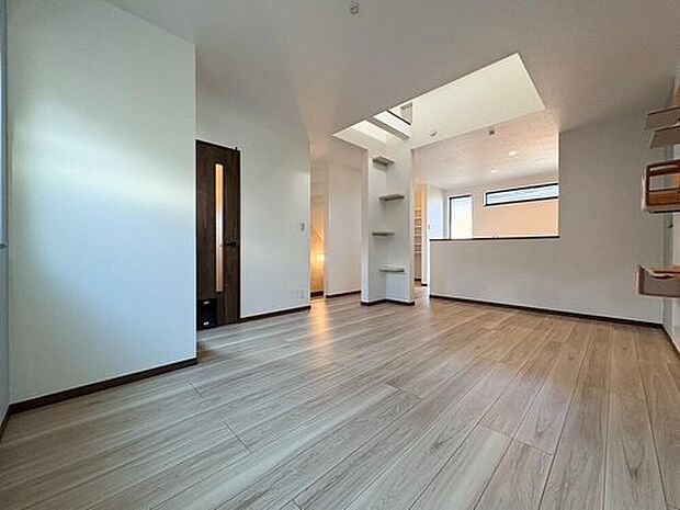 【リビング】光と風を取り込む吹抜け！開放感あふれるリビングは、明るく広々とした居心地の良い空間。