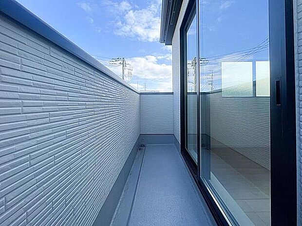 【バルコニー】北側バルコニーならではの、一日中安定した柔らかい光が室内に広がります。直射日光による家具や内装の日焼けを抑えつつ、落ち着いた明るさをキープできるのが魅力です♪