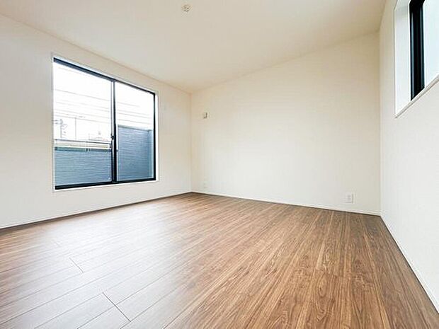 【リビング以外の居室】シンプルで使いやすい間取りの洋室は、家具配置もしやすく多用途に活用可能。お子様のお部屋やワークスペースとしても柔軟に対応できる居住空間です。