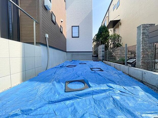 【駐車場】ゆとりあるカースペースは、お車を停めるだけでなく、自転車置き場としても活用可能です 。業務スーパーまで徒歩3分(約240m)と近いため、重い荷物のお買い物も、車からの荷下ろしがスムーズに行えます 。