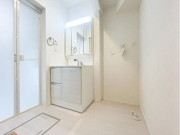 【洗面台・洗面所】浴室乾燥機付きのバスルームに隣接しており、脱ぐ・洗う・干すの動線がコンパクトにまとまっています 。ZEH基準の高性能住宅ならではの断熱性で、冬のヒートショック対策にも配慮されています 。